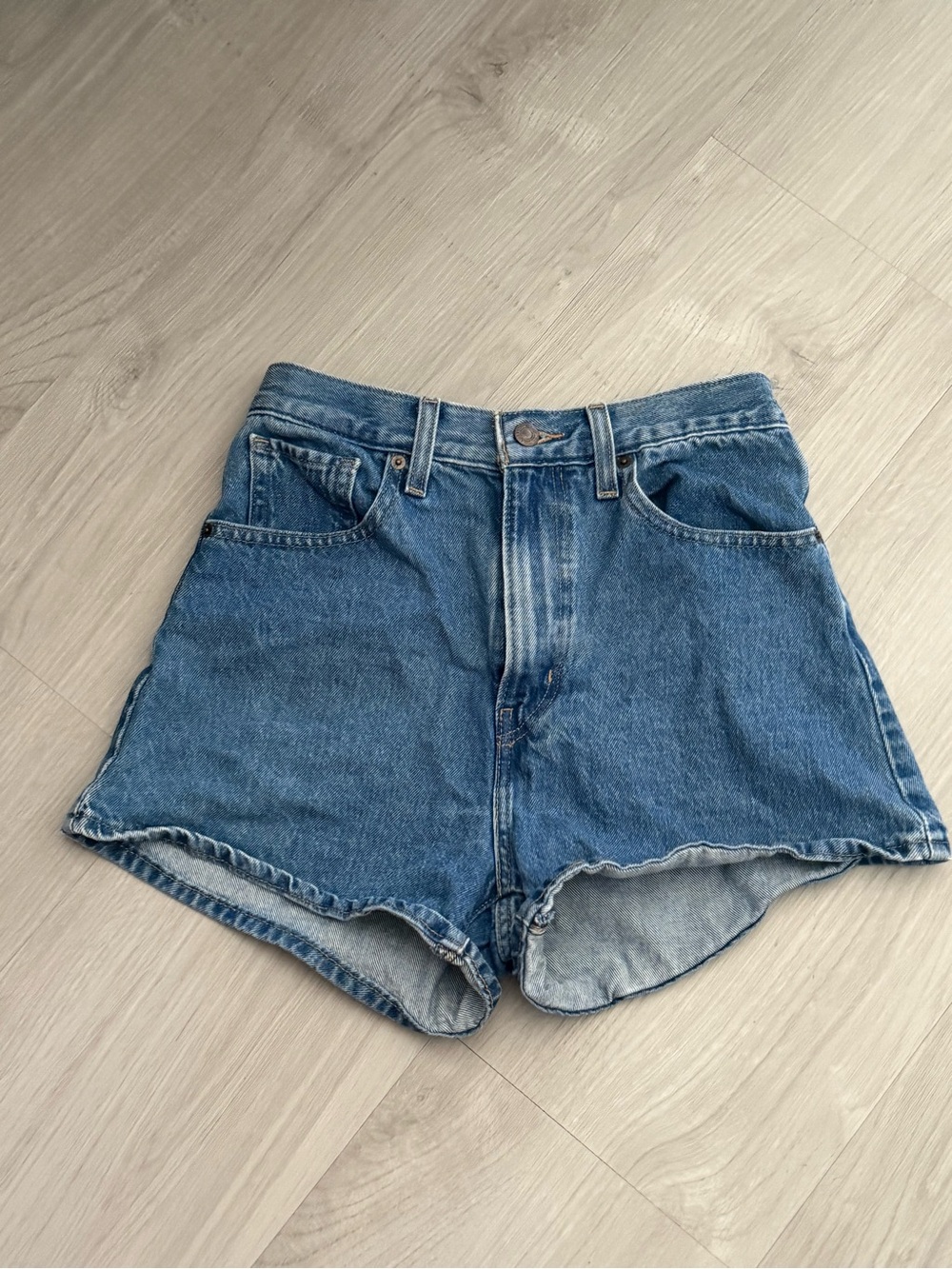 Levi's High Waisted Mom Denim Shorts Medium Wash Blue Size 27